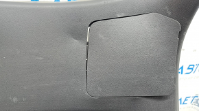 Обшивка двери багажника нижняя Mazda CX-9 16-23 черная, с ручкой, царапины, вмятины, надлом крепления заглушки, потерта, надлом крепления, трещины в направляйках