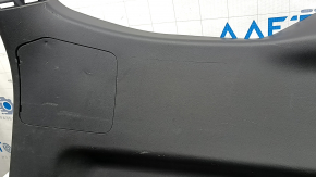 Обшивка двери багажника нижняя Mazda CX-9 16-23 черная, с ручкой, царапины, вмятины, надлом крепления заглушки, потерта, надлом крепления, трещины в направляйках