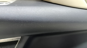 Крупный план обшивки двери Mazda CX-9, видны следы использования на коже