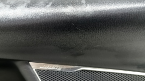 Состояние кожи на обшивке двери Mazda CX-9 2016-2023 с незначительными повреждениями