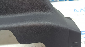 Детальный ракурс накладки центральной стойки для Toyota Sienna 21-26, с видимой царапиной на поверхности