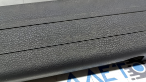 Детально видно состояние накладки порога для Toyota Sienna, потертости на поверхности.