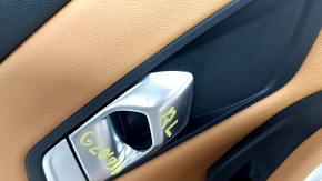 Обшивка дверей картка задня ліва BMW 3 G20 21-26 чорна, шкіра коричнева COGNAC без строчки, з ручкою та накладкою хром, підлокітник та вставка шкіра коричнева COGNAC, з підсвічуванням, корозія, подряп