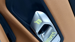 Деталь с ручкой открытия двери и маркировкой на BMW 3 G20 2019-2026.