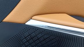 Обшивка дверей картка передня права BMW 3 G20 21-26 чорна, шкіра коричнева COGNAC без рядка, з ручкою та накладкою хром, підлокітник та вставка шкіра коричнева COGNAC, з підсвічуванням, вм'ятина, корр