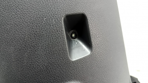 Детальный вид отверстия для подсветки на накладке центральной консоли Toyota Sienna 2021-2026, заметен дефект.