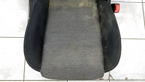 Крупным планом сиденье для Nissan Rogue, visible dirty areas, possibly needing cleaning or restoration.
