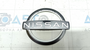 Емблема логотип дверей багажника Nissan Rogue 21-26 тип 2, потерта