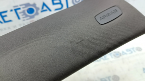 Деталь накладки с маркировкой AIRBAG, демонстрирующая видимые следы использования