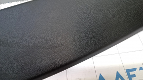 Обшивка двери багажника верхняя Jeep Grand Cherokee WK2 14-21 черная, затерта, царапины