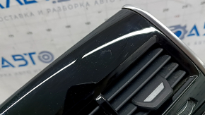 Показаны царапины на дефлекторе воздуховода центральной консоли BMW X5 G05.