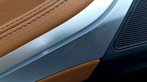 Обшивка двери BMW X5 G05 2019-2026 с видимыми потертостями, подробнее о состоянии
