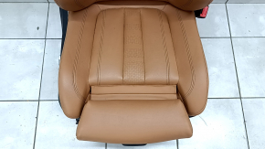 Вид сверху на кожаное сиденье BMW X5 G05, коричневая кожа COGNAC.