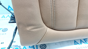 Крупный план дефекта на сиденье BMW X5 G05, заметные вмятины и царапины.