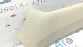 Близкий план поверхности накладки с царапиной, подойдет для Lexus ES 300h и ES 350
