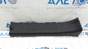 Накладка порога внутрішня ззаду права Nissan Murano z52 17-24 чорна, 3 смужки, потерта