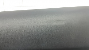 Близкий план повреждения на обшивке двери, черная кожа, Nissan Murano.