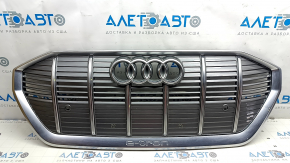 Решітка радіатора grill у зборі з емблемою Audi E-Tron 19-23 під парктроніки, хром із сірим, із заглушкою, тріщина, отвори від саморізів
