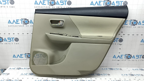 Обшивка двери карточка задняя правая Toyota Prius V 12-14 бежевая с бежевой вставкой ткань, подлокотник беж ткань, с ручкой, царапины, под химчистку, трещина в креплении