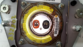 Крупный план на ржавый пиропатрон подушки безопасности Toyota, 832802.