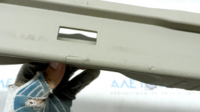 Детальный вид накладки проема с царапинами на поверхности для Toyota Prius V 2012-2017.