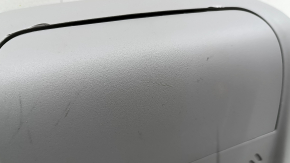 Крупный план повреждений на верхней поверхности плафона освещения Chevrolet Equinox