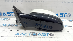 Крупный план бокового зеркала BMW X3, показаны детали крепления.