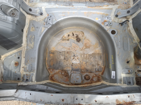 Корито багажника Toyota Prius V 12-17 на кузові, іржаве