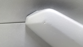 Обшивка задней правой двери Honda Accord, видимая царапина на подлокотнике.