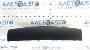 Обшивка дверей багажника верхня Jeep Compass 17-21 чорна, подряпина, побілів пластик