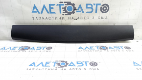 Обшивка дверей багажника верхня Lexus CT200h 11-17 чорна, потертість
