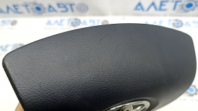 Общий вид подушки безопасности для Toyota Camry, присутствуют следы эксплуатации.