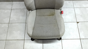 Крупный план пассажирского сиденья Toyota Camry 2012-2014, вид спереди, с пятнами