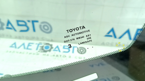 Маркировка на стекле Toyota, показывающая его оригинальность и производителя.