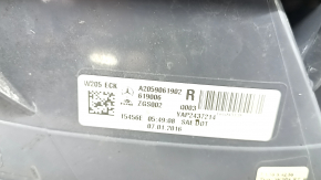 Фонарь правый Mercedes C-class W205 15-18 галоген, разбито стекло, трещины, царапины