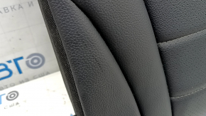 Детальный взгляд на вмятину и текстуру кожи спинки сиденья для Mercedes C-class.