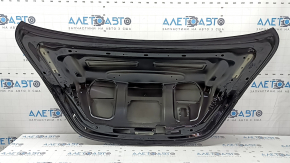 Задняя часть крышки багажника Mercedes C-class W205, детальный вид, оригинал.