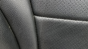 Крупный план текстуры кожи обшивки водительского сидения Mercedes C-class W205, состояние швов хорошее.