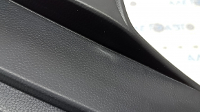 Накладка проема багажника Toyota Rav4 19-25 черная, царапины, побелел пластик
