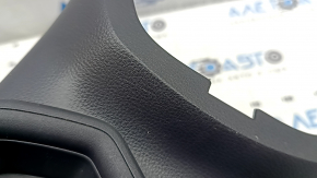Крупный план детали с видимыми царапинами, которая подходит для Toyota RAV4 2019-2025.