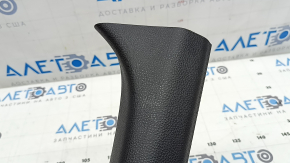 Обшивка двери багажника правая Toyota Rav4 19-25 черная, потертости