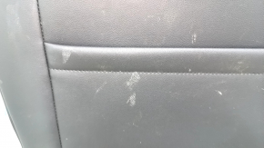 Загрязнения на обшивке сиденья Volkswagen Tiguan, вид сбоку.