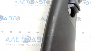 Детальный вид повреждений на накладке центральной стойки для Polestar 2, четвертая фотография