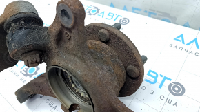 Общий вид цапфы правой передней для Toyota Camry 12-14, ржавая и с естественными следами эксплуатации