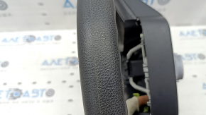Боковой ракурс руля Toyota RAV4 2019-2025, видно состояние материала.