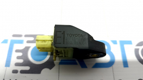 Датчик подушки безопасности с разъемом для Toyota Camry V50 2012-2014, оригинальный номер виден.