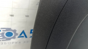 Детальный снимок границы накладки спинки сидения для Kia Niro, акцент на текстуру.