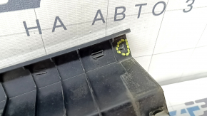 Показано крепление накладки решетки дворников, присутствуют дефекты, подходит для Kia Niro 2023-2026.