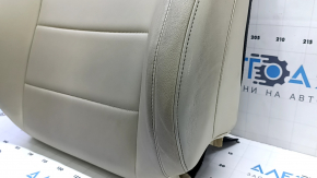 Боковой ракурс обшивки сидения Infiniti QX50, видно состояние кожи.