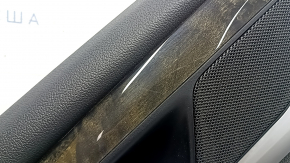 Детализированный вид на вставку под дерево Var.poplar на обшивке двери BMW X3, заметные царапины на поверхности.